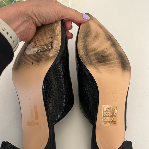 Black slipon shoe with higher heel - Picture 4 of 7